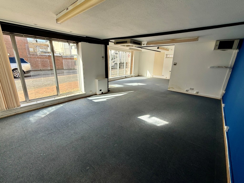 Lot: 22 - VACANT COMMERCIAL UNIT IN TOWN CENTRE - Open plan office space